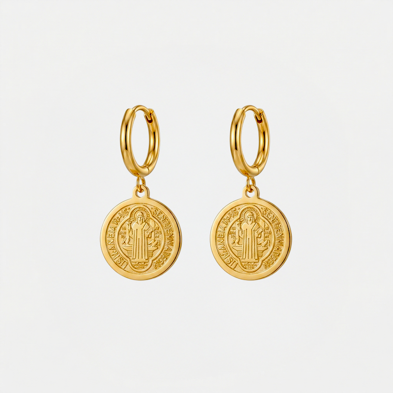 Boucles d'oreilles saint Benoit, dorées, sur fond blanc