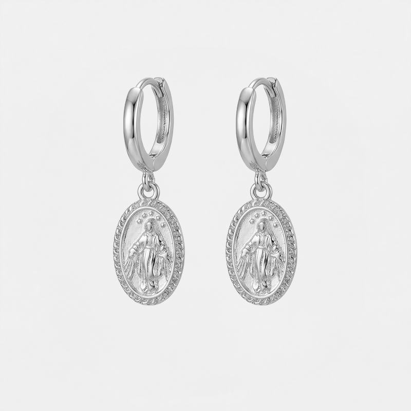 Boucles d'oreilles Vierge Marie, dorées, sur fond blanc