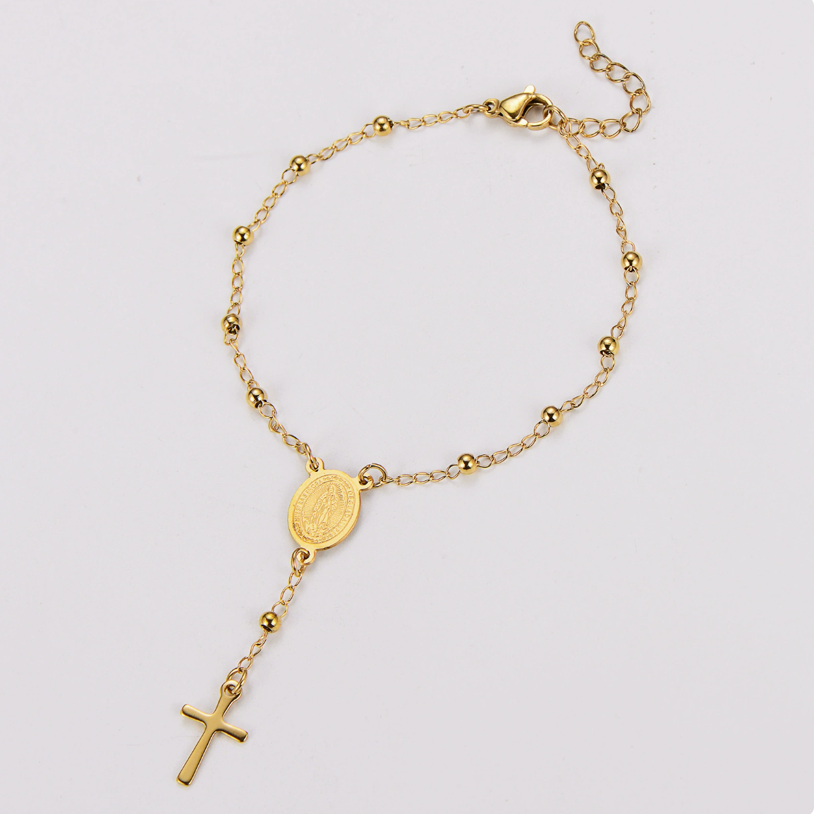 Bracelet chapelet, doré, sur fond blanc