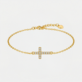 Bracelet croix catholique, doré, sur fond blanc
