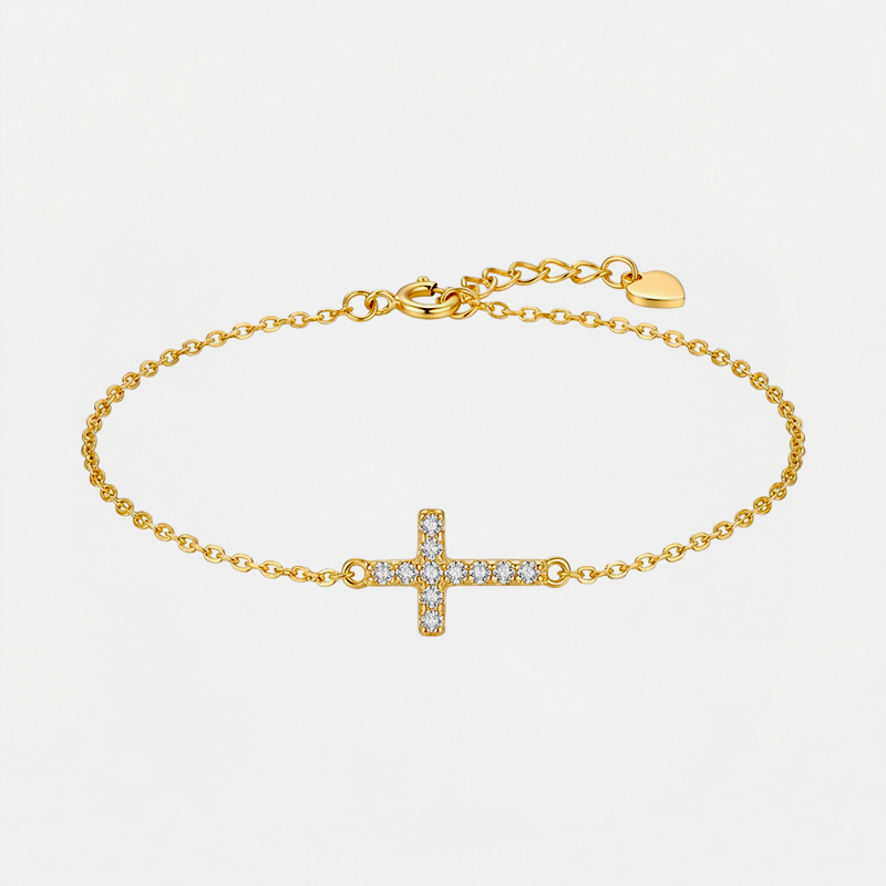 Bracelet croix catholique, doré, sur fond blanc