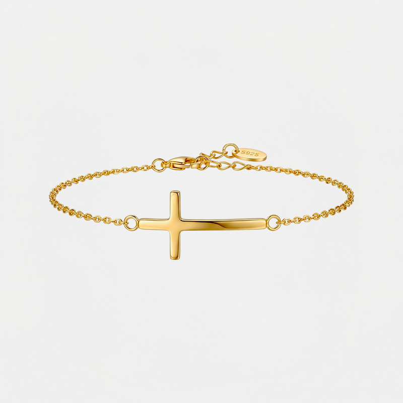 Bracelet croix chrétienne, doré, sur fond blanc