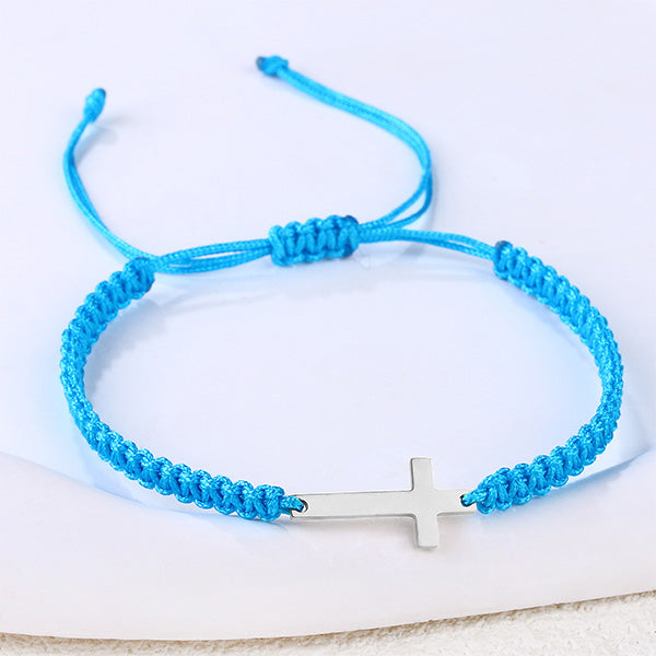 Bracelet croix enfant, porté au poignet