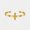 Bracelet croix jonc, doré, sur fond blanc
