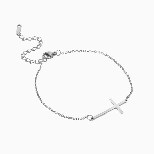 Bracelet croix minimaliste, porté au poignet