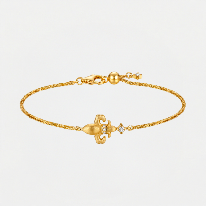 Bracelet fleur de lys, doré, sur fond blanc