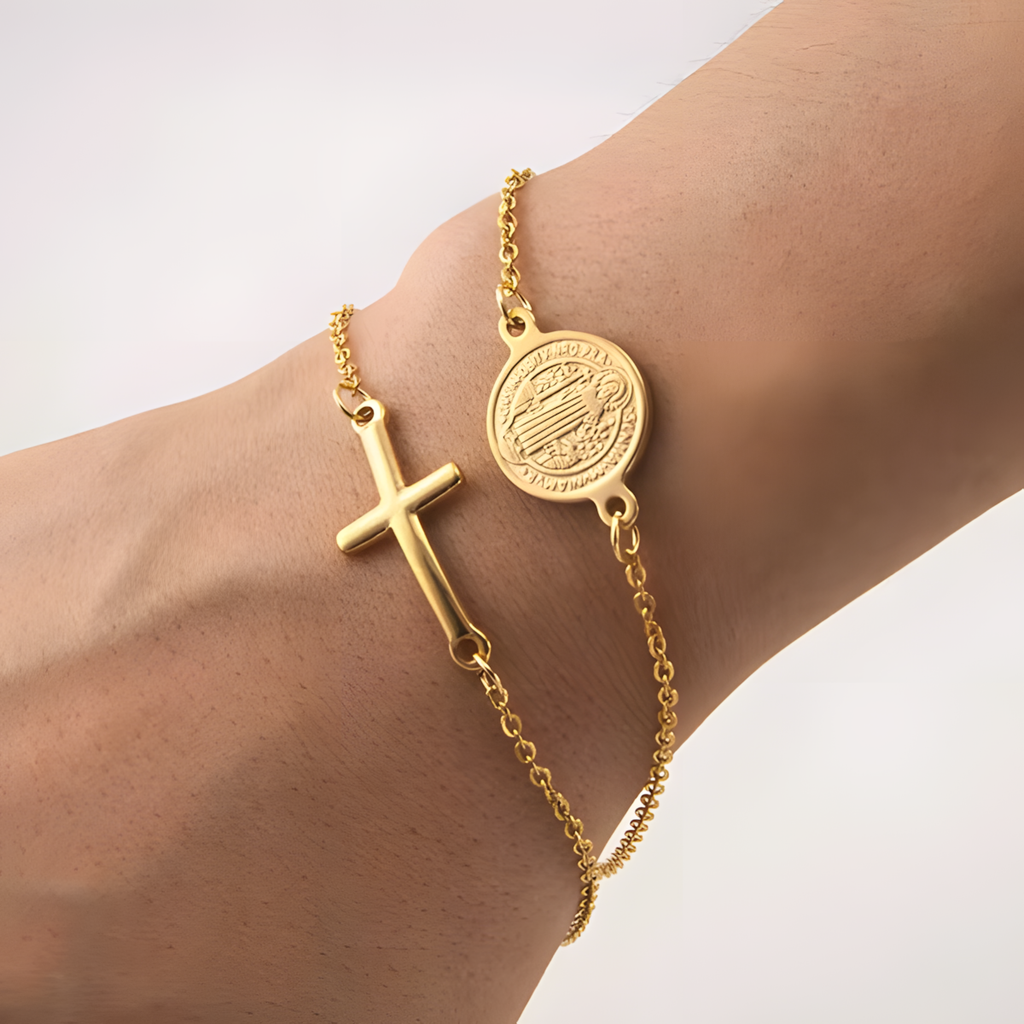 Bracelet Saint Benoit, porté au poignet
