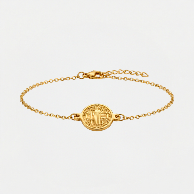 Bracelet Saint Benoit, doré, sur fond blanc