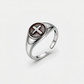 Chevalière argent croix, argentée, sur fond blanc