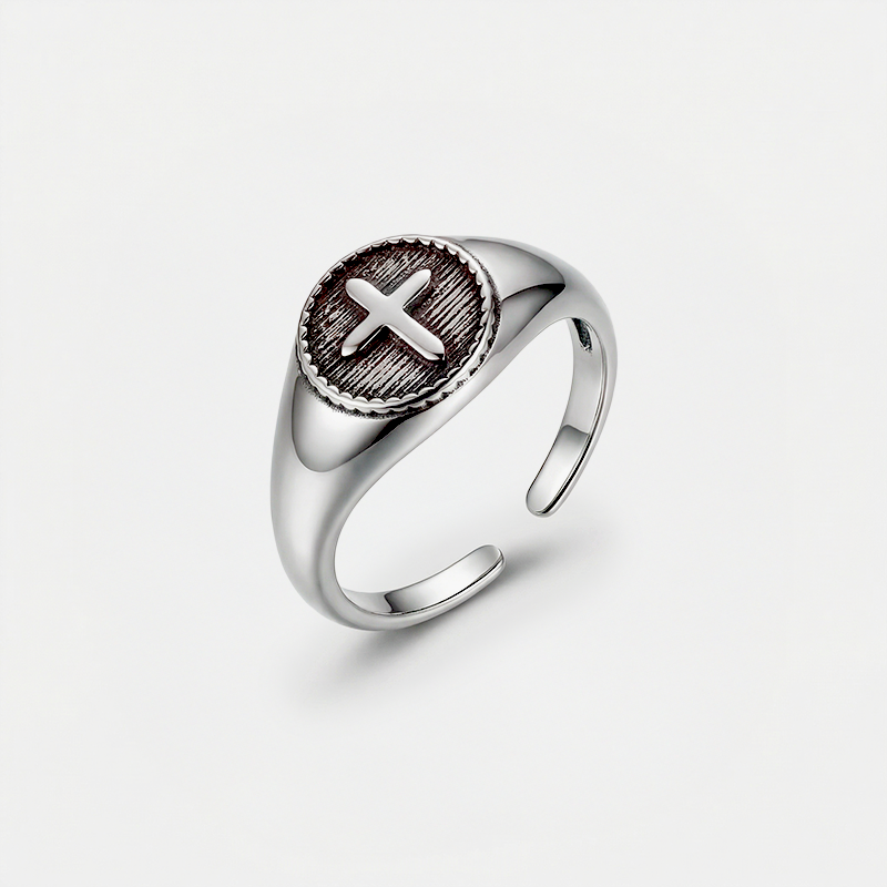 Chevalière argent croix, argentée, sur fond blanc