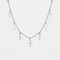 Collier à plusieurs croix, argenté, sur fond blanc