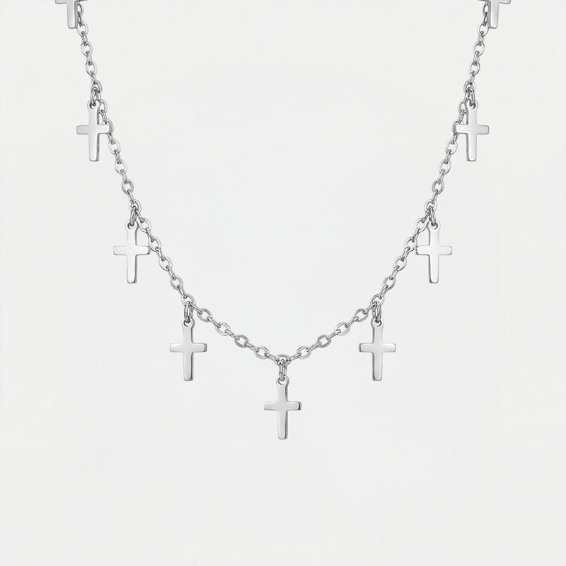 Collier à plusieurs croix, argenté, sur fond blanc