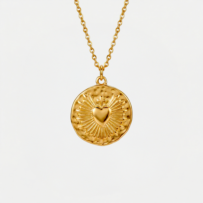 Collier Coeur Sacré, doré, sur fond blanc