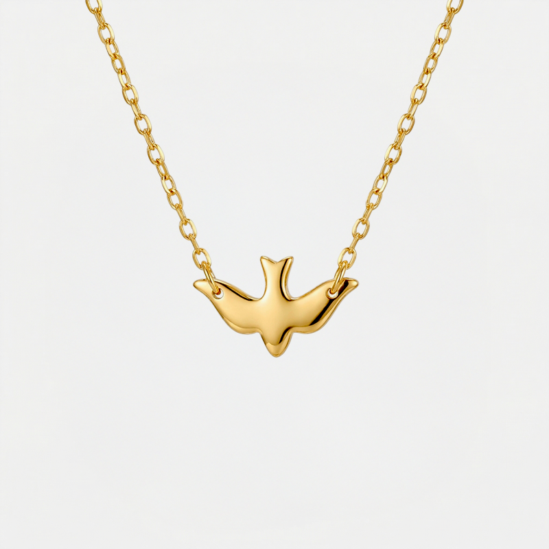 Collier colombe Saint Esprit, doré, sur fond blanc