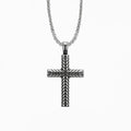 Collier croix acier inoxydable homme, argenté, sur fond blanc