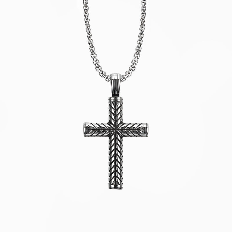 Collier croix acier inoxydable homme, argenté, sur fond blanc