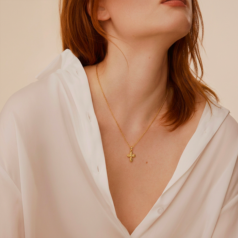 Collier croix arrondie, vue de détail