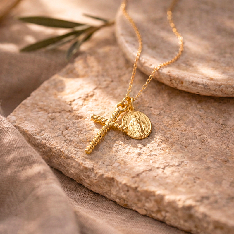 Collier croix catholique, vue de détail