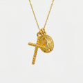 Collier croix catholique, doré, sur fond blanc