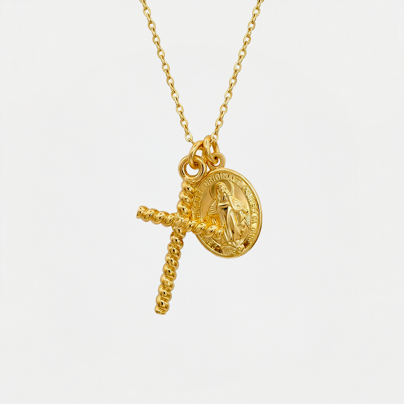 Collier croix catholique, doré, sur fond blanc