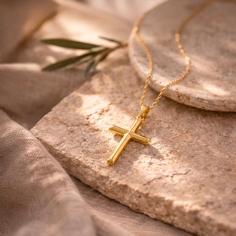 Collier croix chrétienne, vue de détail