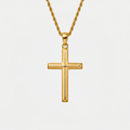 Collier croix chrétienne, doré, sur fond blanc