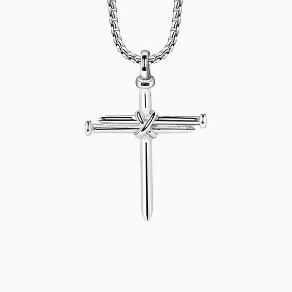 Collier croix clou, porté au cou
