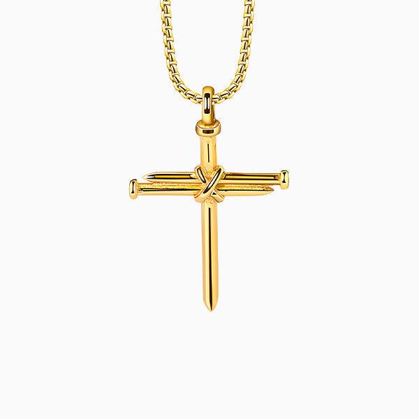 Collier croix clou, doré, sur fond blanc