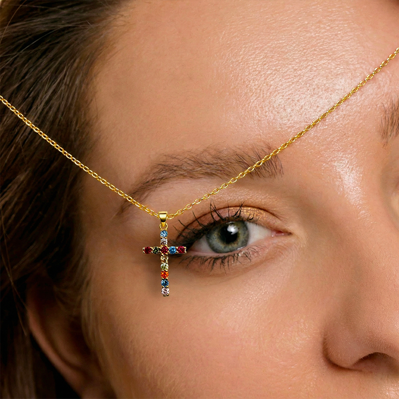 Collier croix coloré, vue de détail
