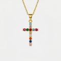 Collier croix coloré, doré et multicolore, sur fond blanc