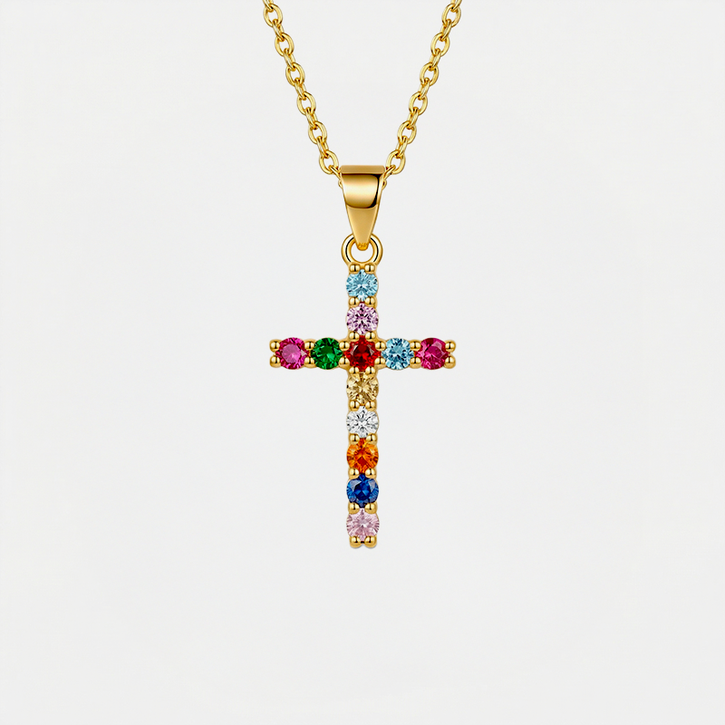 Collier croix coloré, doré et multicolore, sur fond blanc