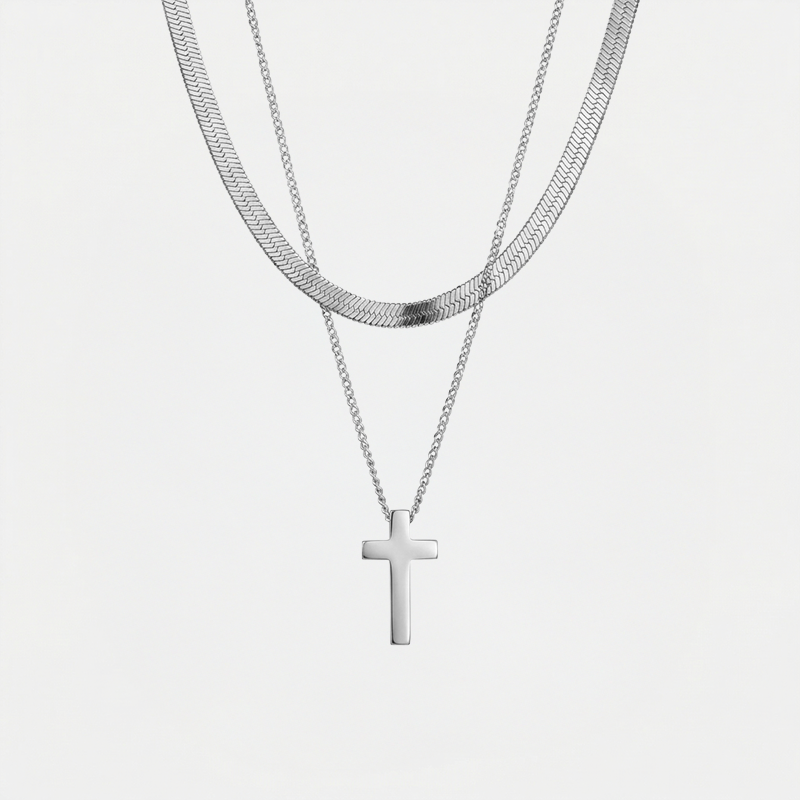Collier croix double chaine, vue de détail