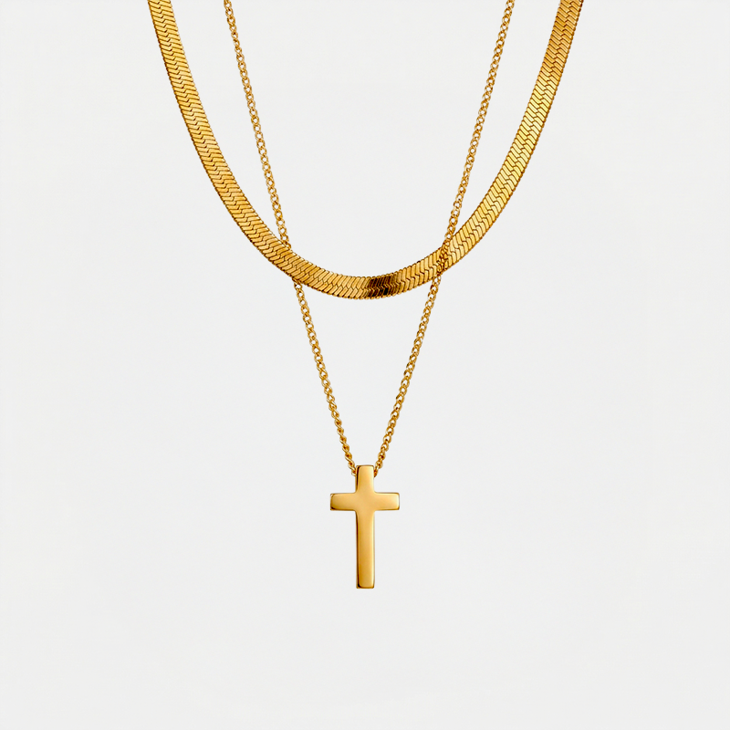 Collier croix double chaine, doré, sur fond blanc
