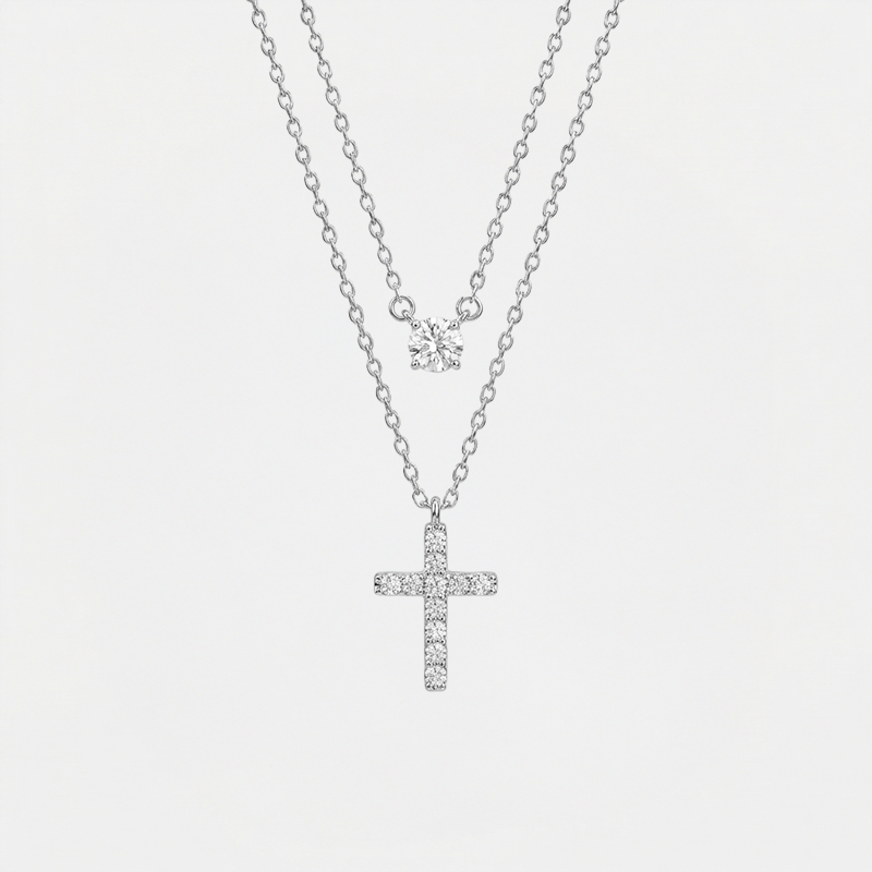 Collier croix élégant, argenté, sur fond blanc