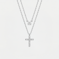Collier croix élégant, argenté, sur fond blanc