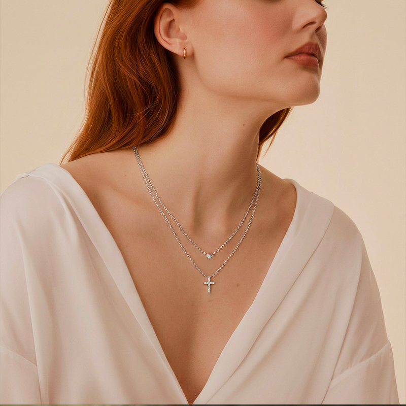 Collier croix élégant, porté au cou