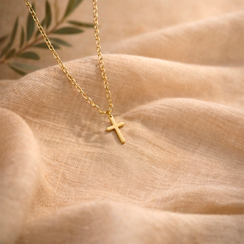 Collier croix enfant, vue de détail