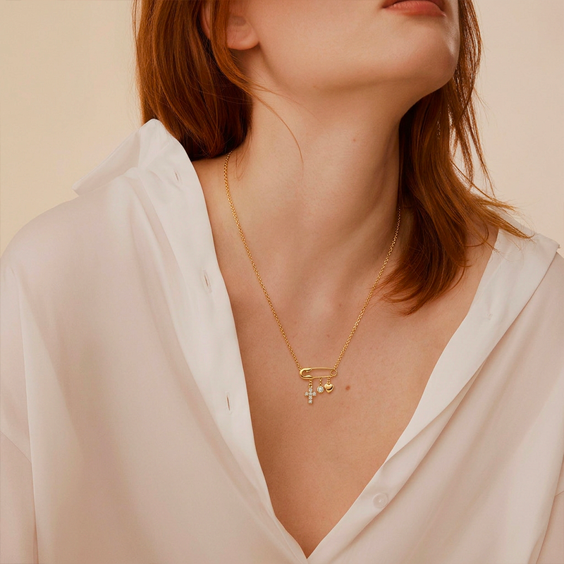 Collier croix épingle, vue de détail