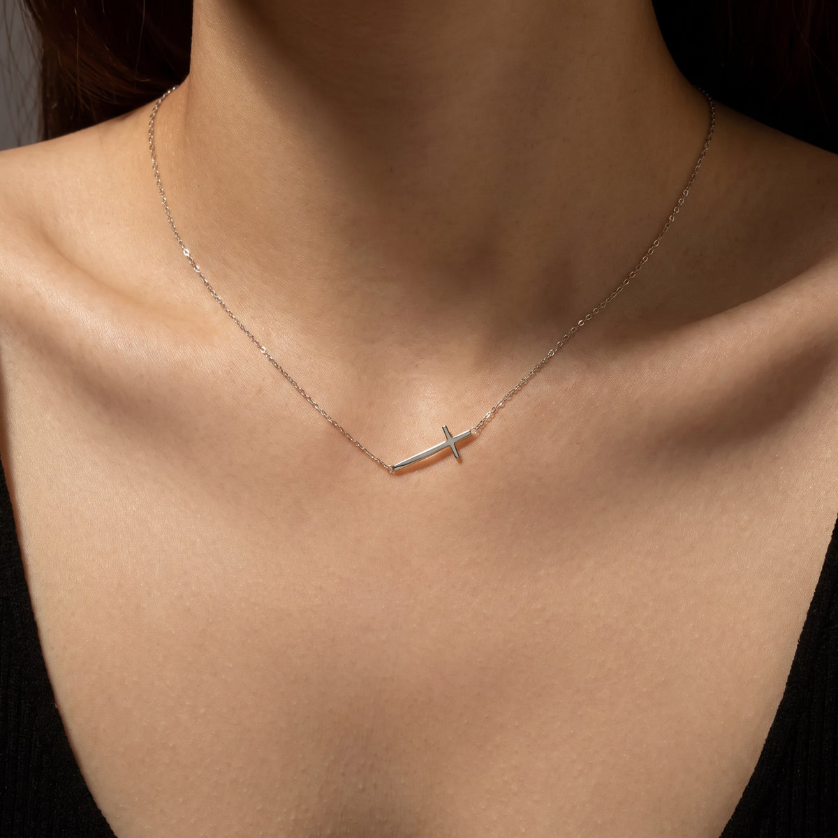 Collier croix femme discret