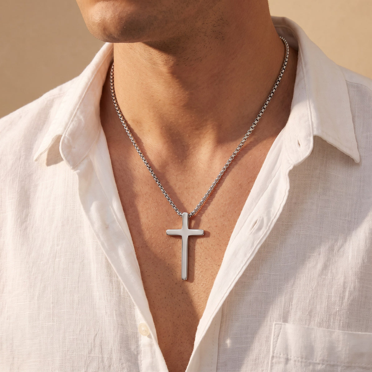 Collier croix homme discret