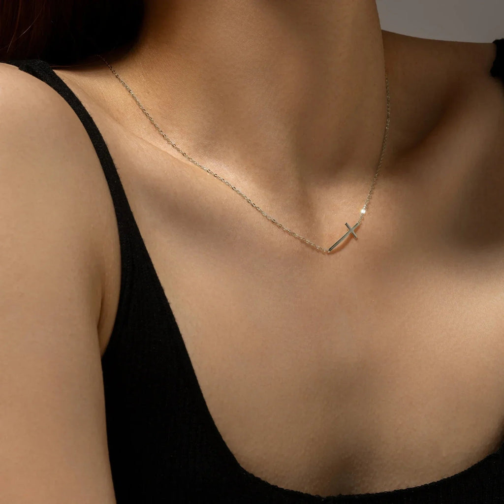 Collier croix horizontale, vue de détail