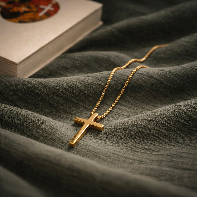 Collier croix minimaliste, vue de détail