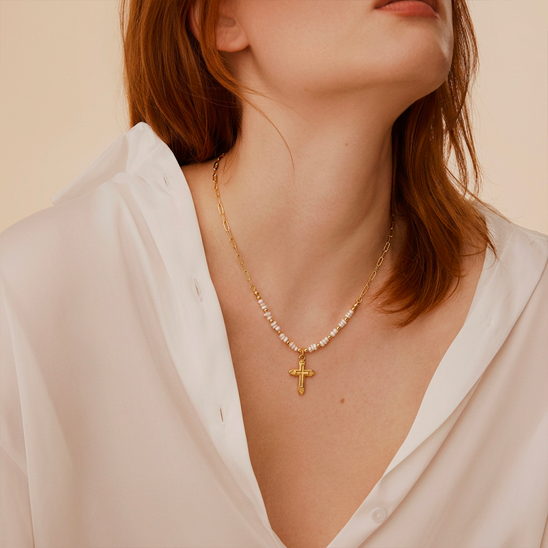 Collier croix perles blanches, vue de détail