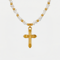 Collier croix perles blanches, blanc et doré, sur fond blanc