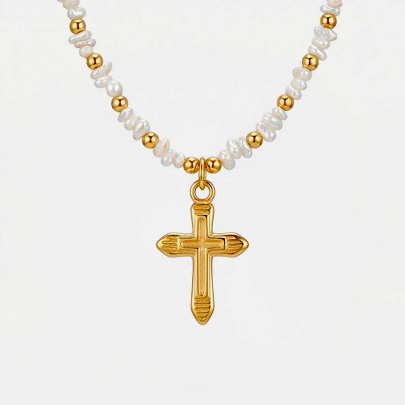 Collier croix perles blanches, blanc et doré, sur fond blanc