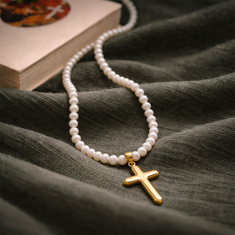 Collier croix perles, vue de détail