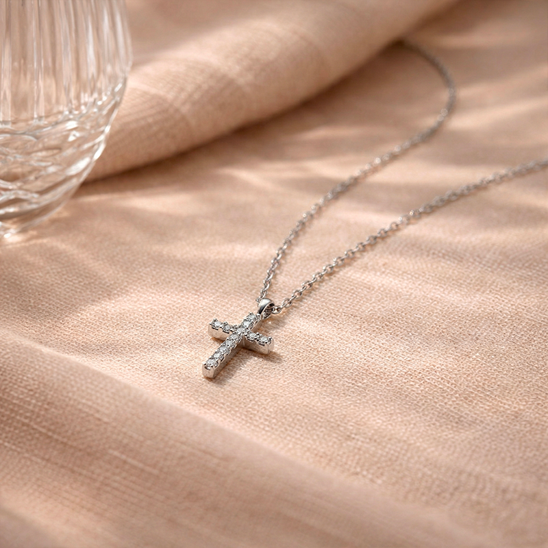 Collier croix strass acier inoxydable, vue de détail