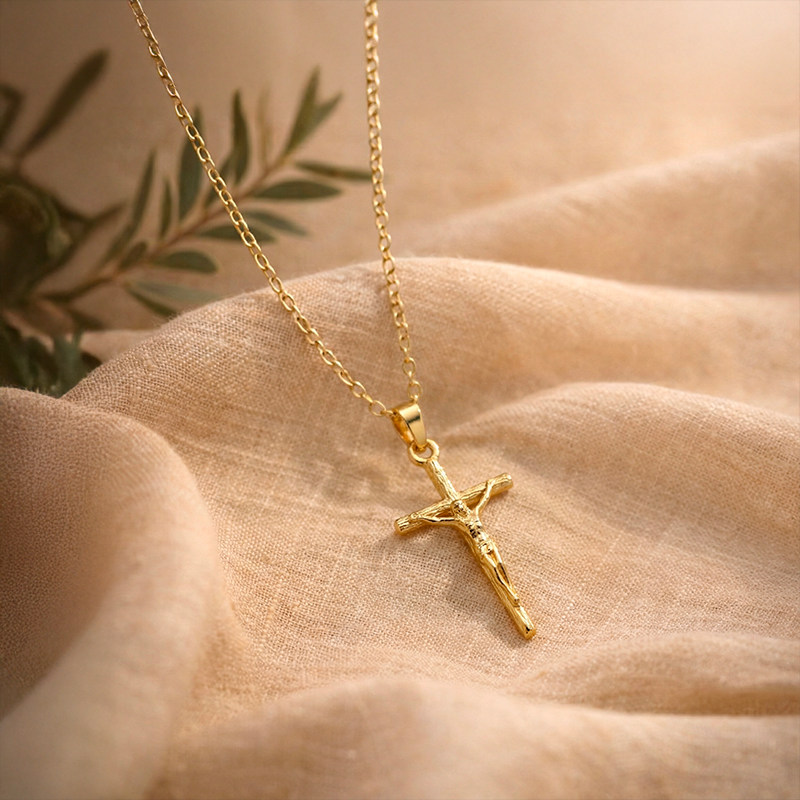 Collier crucifix, vue de détail