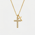Collier double croix, doré, sur fond blanc