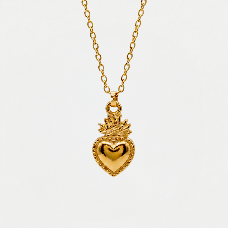 Collier Ex Voto, doré, sur fond blanc